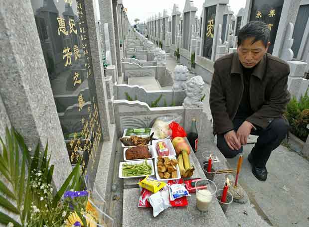 El Día de Muertos en China exacerba las dudas sobre la cifra real de fallecidos en Wuhan